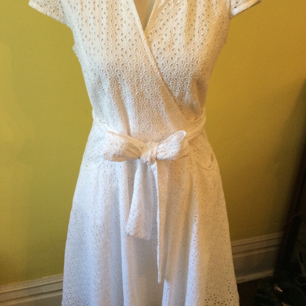 Cute INC White Eyelet Wrap Dress size 8P - Picture 3 of 14